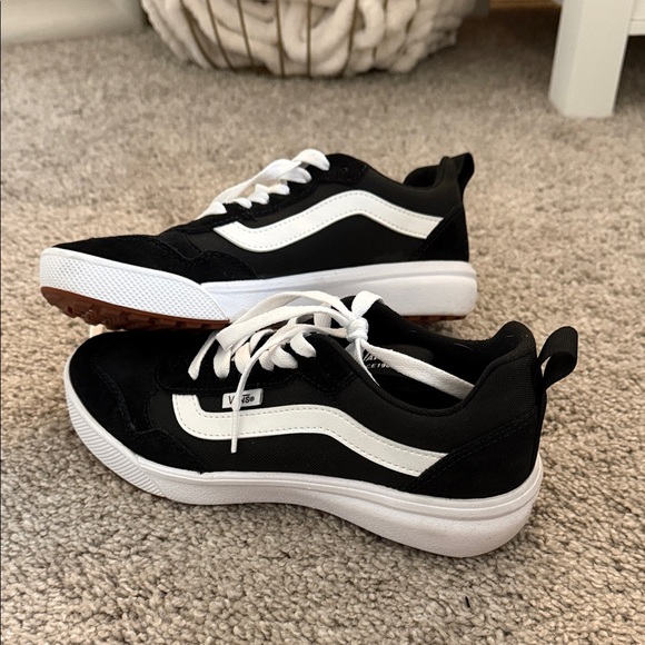Vans women’s Classic Black and White Sneakers - Picture 3 of 5